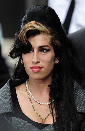 Amy Winehouse dan bekas suaminya, Blake Fielder-Civil dikatakan telah berkahwin semula - foto REUTERS