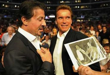 Gabenor California dan bekas aktor Arnold Schwarzenegger (kanan) bersama dengan aktor Sylvester Stallone (kiri) ketika menghadiri perlawanan tinju di antara Vitali Klitschko dari Ukraine dan Cristobal Arreloa dari Amerika Syarikat. Klitscho diisytiharkan menang perlawanan tersebut pada pusingan yang ke-10. foto-AFP 