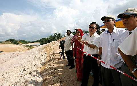 Datuk Chor Chee Heung (tengah) ditemani Pengarah Urusan KUB-Berjaya Enviro Sdn Bhd, Chock Eng Tah dan Ketua Pengarah Jabatan Pengurusan Sisa Pepejal Negara, Datuk Nadzri Yahaya (kanan) ketika melawat Pusat Pelupusan Sisa Pepejal Sanitari di Bukit Tagar, Rabu. - Foto THE STAR Oleh AZHAR MAHFOF

