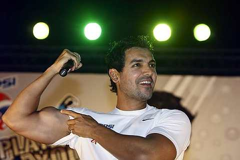 John Abraham malu untuk menanggalkan bajunya.