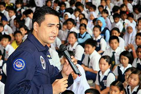 GAMBAR FAIL... Angkasawan Negara, Datuk Dr. Sheikh Muszaphar Shukor Sheikh Mustapha menyampaikan ceramah kepada murid-murid Sekolah Kebangsaan Seri Bintang Utara sempena sambutan Hari Kanank-Kanak 2008 peringkat sekolah itu di Taman Shamelin Perkasa, Kuala Lumpur pada 24 Oktober lalu. -fotoBERNAMA 