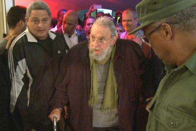 Fidel Castro ketika hadir ke pembukaan galeri seni dan kebudayaan berhampiran kediamannya. -foto AFP