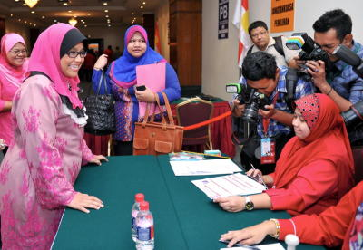 Mas Ermieyati Samsudin (kiri) menyerahkan borang calon Ketua Pergerakan Puteri Umno kepada petugas pada proses penamaan calon pemilihan Umno 2013 di Pusat Dagangan Dunia Putra (PWTC) Kuala Lumpur, Sabtu. -fotoBERNAMA