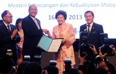 Nazri Aziz (dua, kiri) menerima surat serah tugas Menteri Pelancongan dan Kebudayaan daripada Mantan Menteri Pelancongan Datuk Seri Dr Ng Yen Yen (dua, kanan)pada majlis penyerahan tugas itu di Kementerian Pelancongan di Putrajaya, Khamis. Turut sama ialah Bekas Timbalan Menteri Pelancongan, Datuk Dr James Dawos Mamit (kiri) yang dilantik sebagai Timbalan Menteri Sumber Asli dan Alam Sekitar dan Ketua Setiausaha Kementerian Pelancongan Datuk Dr Ong Hong Peng. Foto MOHD SAHAR MISNI / THE STAR