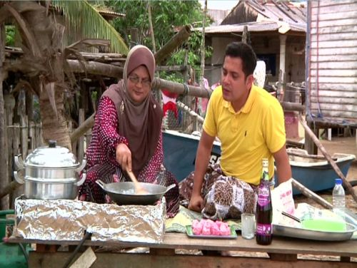 Danny Anwa berkongsi resipi kuih Semang ketika di Terengganu dalam program Moreh. 