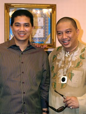 Azmin bersama adiknya personaliti Azwan Ali, pada majlis rumah terbuka di Ukay Perdana.