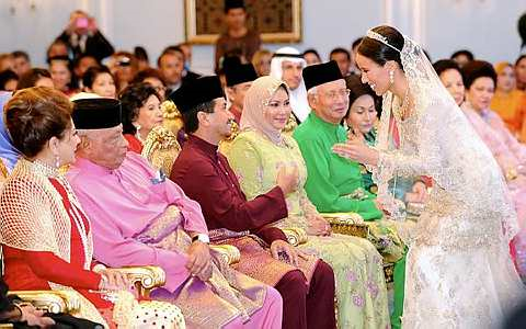 Perdana Menteri, Datuk Seri Najib Tun Razak dan isteri Datin Seri Rosmah Mansor mengumumkan pertunangan anak perempuan mereka Nooryana Najwa Najib, 22, dengan Daniyar Nazarbayev, 22, yang diadakan di kediaman rasmi Perdana Menteri di sini,  Jumaatmalam. Yang di-Pertuan Agong Tuanku Mizan Zainal Abidin dan Raja Permaisuri Agong Tuanku Nurzahirah serta Sultan Pahang Sultan Ahmad Shah dan Sultanah Pahang Hajah Kalsom berkenan mencemar duli berangkat ke majlis tersebut. Kelihatan Tuanku Mizan Zainal Abidin berkenan bersalaman dengan Nooryana Najwa. -Foto BERNAMA 