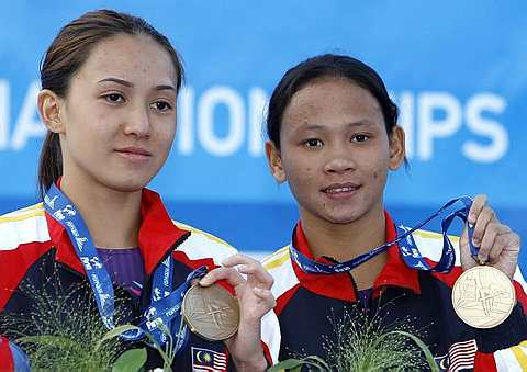 ATLET dari Malaysia, Leong Mun Yee dan  Pandelela Rinong Pamg menunjukkan pingat gangsa diterima mereka dalam acara 10 meter 'platform synchronized' pada Kejohan Dunia Renang FINA di Rom, semalam. AP
