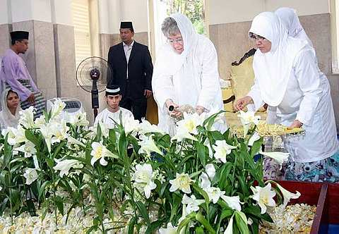 Bonda kepada Sultan Johor Sultan Ibrahim ibni Almarhum Sultan Iskandar, Hajjah Khalsom Abdullah, 72, menabur bunga di makam Almarhum Sultan Iskandar ketika menziarahi Makam Diraja Bukit Mahmoodiah di Johor Baru, hari ini. - Foto The Star oleh ABDUL RAHMAN EMBONG 