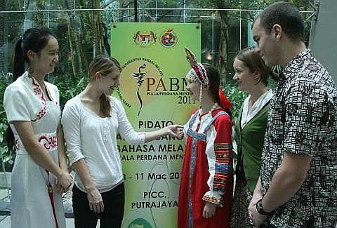 Pemidato Amerika Syarikat, Kimberly Twarog (dua, kiri) tertarik melihat pakaian tradisional pemidato Rusia, Daria Komyshnikova yang dipakai ketika pertandingan Pidato Antarabangsa Bahasa Melayu (PABM) yang diadakan di Pusat Konvensyen Antarabangsa Putrajaya (PICC), Selasa. Turut tertarik dengan pakaian yang dinamakan Sarafan itu, peserta dari China(paling kiri), peserta dari Perancis (paling kanan) dan peserta dari United Kingdom (dua, kanan).