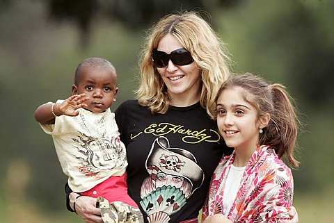 Madonna bersama anak angkatnya David.