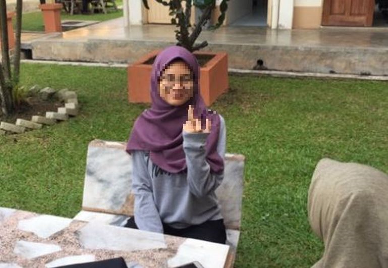 "Nah middle finger untuk semua orang" - Gambar lama gadis ...