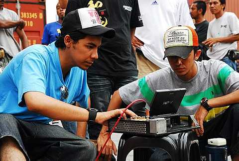 Rizal (kanan) menjadi pembantu pengarah dan penulis skrip filem KL Gangster di samping Syamsul.