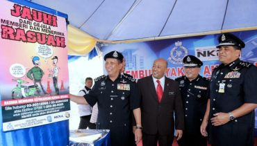 Ketua Polis Negara Tan Sri Ismail Omar melancarkan poster Kempen Jauhi Rasuah di KLCC di Kuala Lumpur, Rabu. Turut sama timbalannya Datuk Seri Khalid Abu Bakar (kanan) serta Pengarah NKRA Membenteras Rasuah Datuk Hisham Noordin (dua, kiri). Foto BERNAMA.