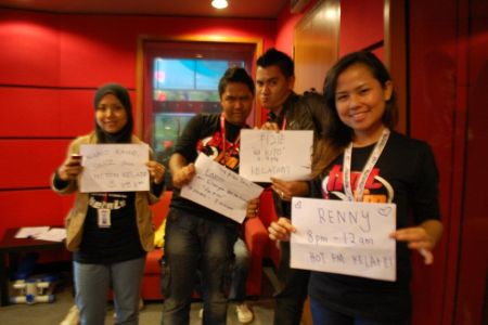 Penyampai Hot FM Kelate. Dari kiri: Shaz, Farid, Fizie dan Renny. - Foto ihsan HOT FM