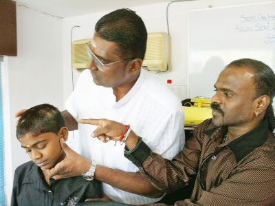 S. Shanmugam membuat laporan polis mendakwa guru memotong rambut anaknya tanpa kebenaran. 