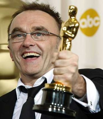 Pemenang anugerah Oskar kategori pengarah terbaik, Danny Boyle, cuba mengandingkan dua bintang terhebat Bollywood, Shah Rukh Khan dan Aamir Khan. foto-REUTERS 