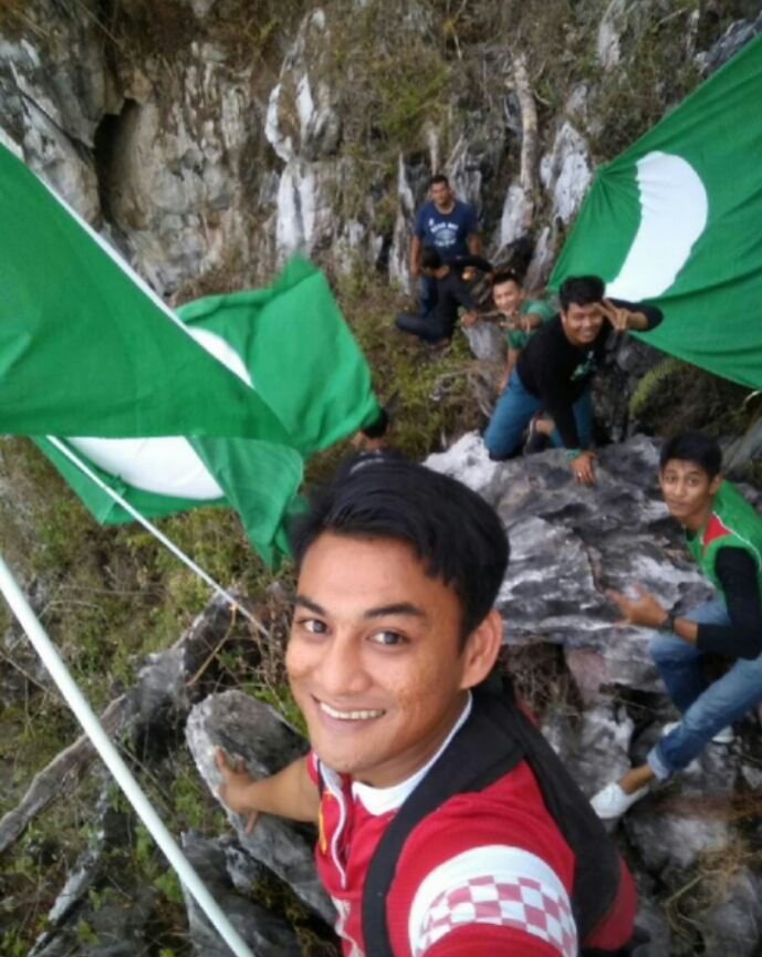 Panas Tengok Bendera Parti Lain Kumpulan Anak Muda Ini Pacak Bulan Di Puncak Gua Semasa Mstar