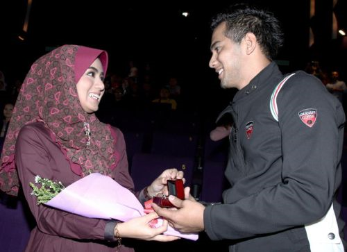 Fizo melakukan gimik dengan melamar Mawar di panggung wayang dan menghadiahkannya dengan sebentuk cincin. Foto Ihsan UTUSAN MALAYSIA. 