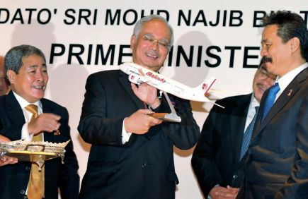 Perdana Menteri, Datuk Seri Najib Tun Razak (tengah) menerima cenderahati berupa replika pesawat Malindo Airways dari Ketua Pengarah Pt. Lion Grup, Rusdi Kirana (kiri) selepas majlis pertukaran dokumen perjanjian (MoU) antara National Aerospace and Industri (NADI) Sdn Bhd dan PT Lion Grup di Palace of the Golden Horses, Sri Kembangan, Selangor, Selasa. -foto BERNAMA