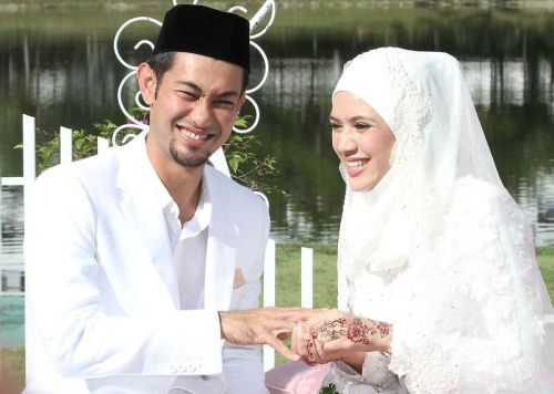 Diana Danielle (kanan) dan Farid Kamil selepas upacara membatal air sembahyang pada acara akad nikah pasangan itu di Flamingo By The Lake, Ampang pada pagi Sabtu. - Foto oleh ROHAIZAT MD DARUS