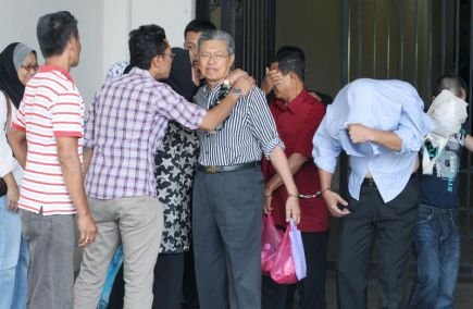 Dua bekas pegawai kanan Perbadanan Usahawan Nasional Berhad (PUNB), bekas Ketua Pegawai Eksekutif PUNB Ahmadi @ Ahmad Zukni Johari, 71, dan bekas setiausaha Mohamad Aminuddin Mohamed Zain, 55, terpaksa meringkuk dalam penjara selepas gagal dalam rayuan terakhir mereka untuk mengetepikan sabitan serta hukuman penjara lima tahun kerana memalsukan sijil bon bernilai US$5 bilion (kira-kira RM18 bilion) pada tahun 2000. -Foto BERNAMA
