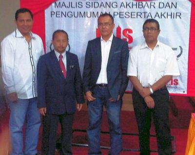 Martias Ali (dua dari kanan) bergambar bersama para penaja sempena sambutan Festival Filem Pendek Antarabangsa Kuala Lumpur 2012.