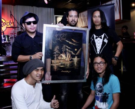 Monoloque semasa majlis pelancaran album Jejak Tanah: Hikayat Halimunan Abad Ke-21 di Hard Rock Cafe, Kuala Lumpur baru-baru ini.