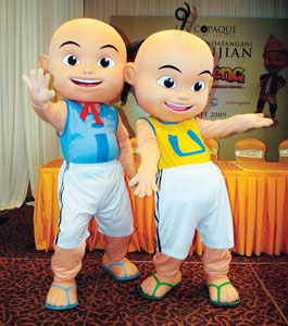 Watak siri kartun 'Upin dan Ipin' semasa majlis pelancaran komik tersebut semalam.