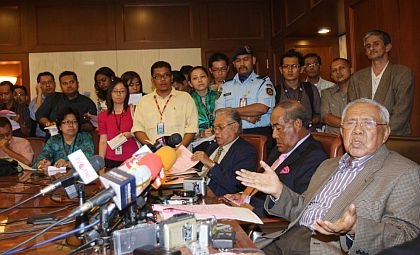 PENGERUSI Lembaga Disiplin Umno, Tan Sri Tengku Ahmad Rithauddeen (paling kanan) ketika sidang media di ibu pejabat Umno, Menara Dato Onn di sini, hari ini. Turut hadir dua ahli Lembaga Disiplin, Tan Sri Megat Najmuddin Khas (dua kanan) dan Datuk Alias Ali (tiga kanan) fotoTHE STAR oleh NORAFIFI EHSAN