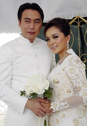 Ceria...Darling dan Nur Azlin kini sah bergelar suami isteri - foto THE STAR oleh SHAARI CHEMAT