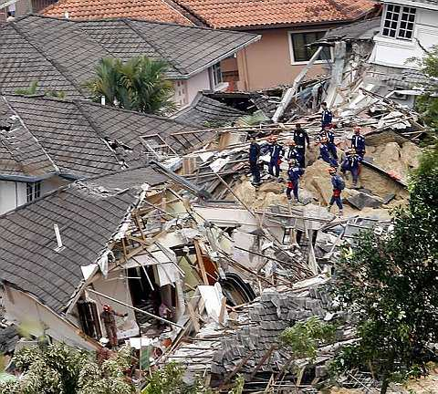 ANGGOTA pasukan mencari dan menyelamat mengesan mangsa-mangsa kejadian tanah runtuh. - foto The Star oleh ABDUL RAHMAN SENIN   