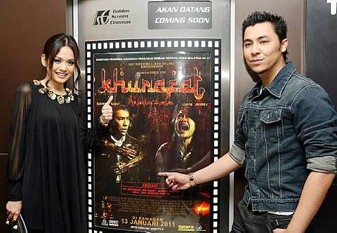 Pelakon utama Khurafat, Syamsul Yusof (kanan) dan Liyana Jasmay pada tayangan perdana filem itu, baru-baru ini. - Foto The Star oleh AZLINA ABDULLAH