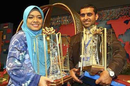 Johan Qariah dari Malaysia Sharifah Khasif Fadzillah Syed Badiuzzaman bersama johan Qari dari Iraq, Usamah Abdullah bergambar bersama piala yang diterima masing-masing pada majlis penutupan Tilawah Al-Quran Peringkat Antarabangsa ke-51 di Pusat Dagangan Dunia Putra (PWTC) di sini, malam tadi. Kedua-dua pemenang itu masing-masing menerima hadiah wang tunai RM14,339, piala, cenderamata dan sijil penyertaan. --fotoBERNAMA