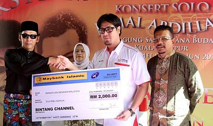 Jamal (kiri) menyerahkan cek bernilai RM2,000 kepada Zed Zaidi sambil diperhatikan Mohamed Juhari (kanan) dan Faridah Ishak.