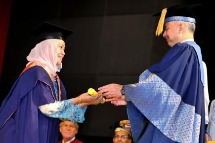 Pemangku Raja Perak, Raja Dr Nazrin Shah yang juga Pro Canselor Universiti Malaya mengurniakan Ijazah Sarjana Falsafah kepada anak bekas Perdana Menteri Malaysia Pertama, Tunku Abdul Rahman Putra Al Haj, Tunku Noor Hayati Tunku Abdul Rahman Putra pada majlis Istiadat Konvokesyen Universiti Malaya (UM) 2013 di Kuala Lumpur pada Selasa. Seramai 560 orang graduan menerima ijazah masing-masing pada hari kedua majlis konvokesyen tersebut.