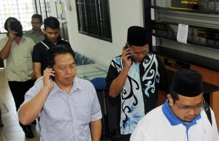 Beberapa orang pengikut ajaran sesat Tuhan Harun atau Tuhan 2013 dihadapkan ke Mahkamah Rendah Syariah di Kuantan pada Selasa atas pertuduhan memiliki dokumen yang bercanggah dengan syariat Islam pada April lepas.-Foto BERNAMA