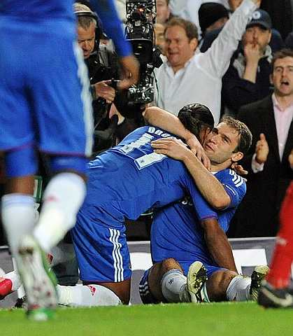 Ivanovic (kanan) menjaringkan gol ketiga dan keempat Chelsea.