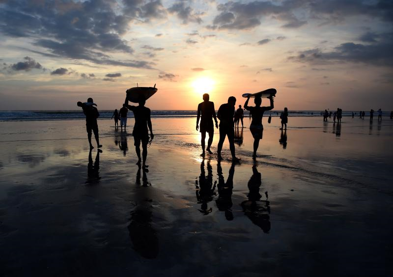 contoh lukisan pemandangan di tepi pantai waktu senja