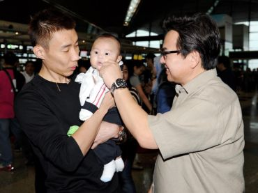 Presiden Persatuan Badminton Malaysia (BAM), Datuk Seri Mohd Nadzmi Salleh (kanan) bermesra bersama anak Chong Wei (kiri) di Lapangan Terbang Antarabangsa Kuala Lumpur (KLIA), Khamis.