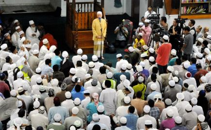 Perdana Menteri Datuk Seri Najib Tun Razak ketika menyampaikan ucapan kepada jemaah di Masjid Jamek Sri Petaling semasa melakukan ziarah di masjid berkenaan di sini, Sabtu malam. -fotoBERNAMA