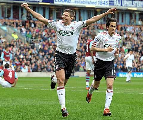 Gerrard meraikan gol jaringannya di Turf Moor malam tadi. Foto AFP