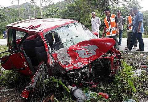 ORANG ramai bersama anggota Jabatan Pertahanan Awam melihat keadaan kereta Produa Kenari yang rosak teruk selepas terlibat dalam satu kemalangan maut melibatkan tiga kenderaan dan mengorbankan 10 orang daripada dua keluarga di Kilometer 21 Jalan Gua Musang-Kuala Krai berhampiran Hentian Rehat dan Rawat hari ini. -fotoBERNAMA