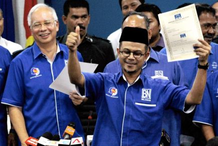 Pengerusi Barisan Nasional (BN) Selangor Datuk Seri Najib Tun Razak menyampaikan watikah perlantikan calon Parlimen Shah Alam Zulkifli Noordin pada Majlis Penyampaian Watikah Perlantikan Calon BN Negeri Selangor di Bangunan Umno Selangor di Shah Alam pada Selasa. -Foto BERNAMA