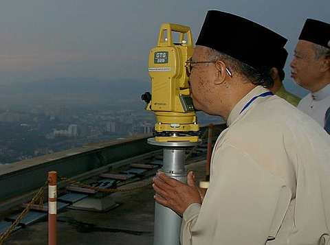 MUFTI Wilayah Persekutuan Datuk Wan Zahidi Wan Teh membuat penalaan sebelum melakukan cerapan untuk melihat anak bulan Syawal di pelantar terbuka Menara Kuala Lumpur hari ini. Turut hadir Pengarah Jabatan Agama Islam Wilayah Persekutuan (JAWI), Datuk Che Mat Che Ali (kiri). - fotoBERNAMA 
