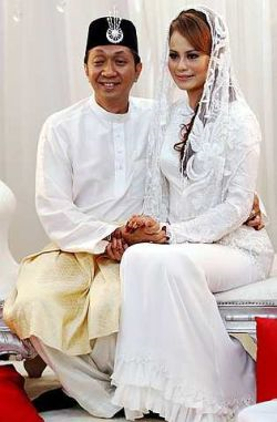 Rabecca dan suaminya Nor Azam Datuk Sulaiman selepas diijabkabulkan.