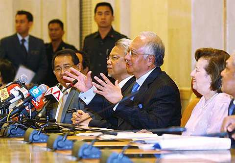 PENTING...  Perdana Menteri Datuk Seri Mohd. Najib Tun Razak menekankan sesuatu ketika sidang akhbar di Putrajaya tengah hari mengumumkan langkah susulan liberalisasi. Turut hadir Gabenor Bank Negara, Tan Sri Zeti Akhtar Aziz (kanan) dan Menteri Kewangan Kedua, Datuk Ahmad Husni Hanadzlah (tiga dari kiri). -- fotoBERNAMA