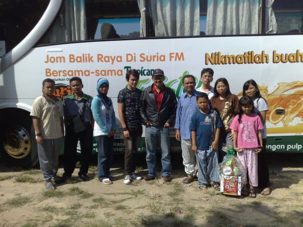 Halim Othman (lima dari kiri) bersama para penumpang. - Foto Ihsan HALIM OTHMAN 