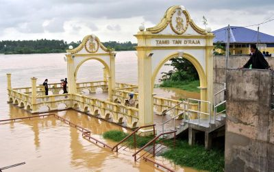 Kelihatan paras air Sungai Kelantan yang mula naik di Tambatan Diraja, Kota Baru  pada Rabu.