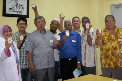 Sebahagian daripada para peserta bergambar selepas tamat sesi Sokongan Berhenti Merokok di Klinik Berhenti Merokok, di IJN, baru-baru ini. - Foto BERNAMA